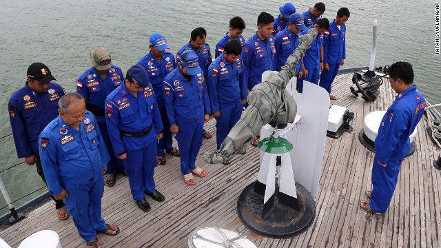 پیدا کردن اجساد پرواز QZ8501 ایرآسیا از دریا/ باقی نماندن هیچ بازمانده ای باعث غم و اندوه فراوان بستگان آنها شد