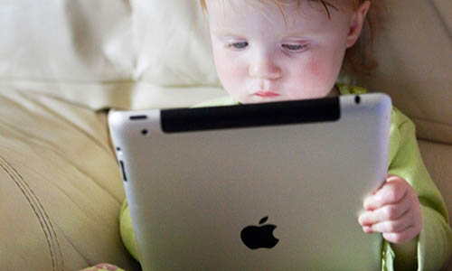 تبلت ها و گوشی های هوشمند در رشد کودکان اختلال ایجاد می کنند