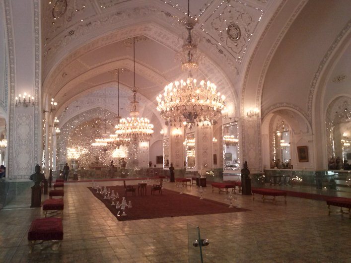 درهای بسته «تالار سلام» کاخ گلستان در مقابل گردشگران مشتاق