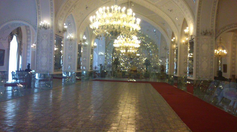 درهای بسته «تالار سلام» کاخ گلستان در مقابل گردشگران مشتاق