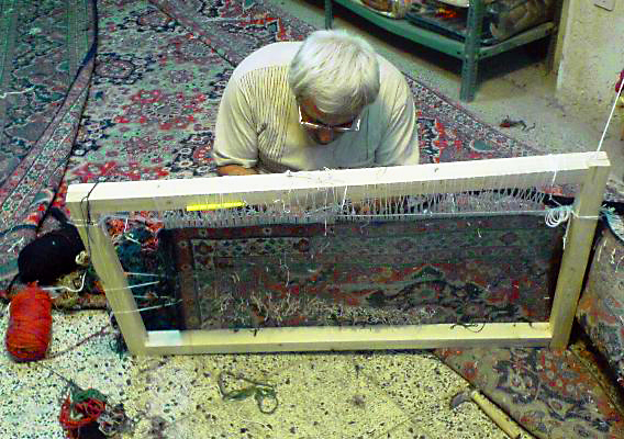 رفوگری فرشهای مسجد کوفه به دست هنرمندان ایرانی