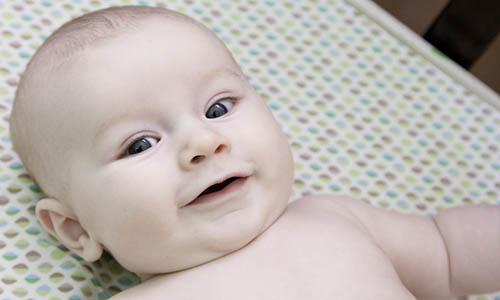 مراحل رشد کنترل سر در نوزادان/ استفاده از کالسکه تا کسب کنترل کامل سر، ممنوع است