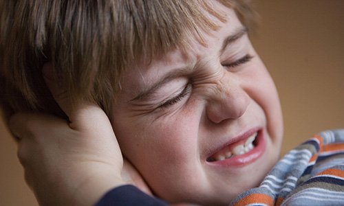 آِیا گوش درد شما ناشی از سرماخوردگی است یا به عفونت گوش مبتلا شده اید؟ / آشنایی با علایم و چگونگی تشخیص عفونت گوش