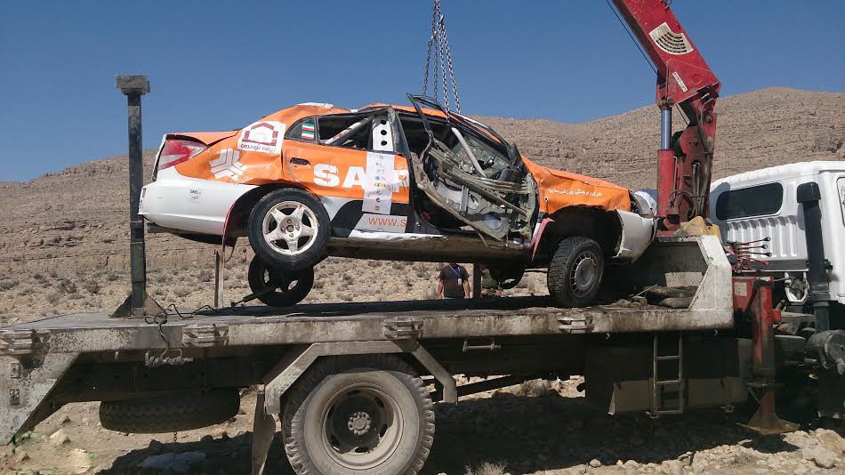 حادثه برای خودروی کره ای تیم سایپا، رالی را مرگبار کرد / دیگر نقشه خوان های ایرانی مسابقه را برای کمک رها کردند