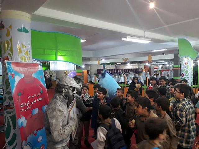 میزبانی غرفه آب از بچه های تهرانی در نمایشگاه روز جهانی و هفته ملی کودک
