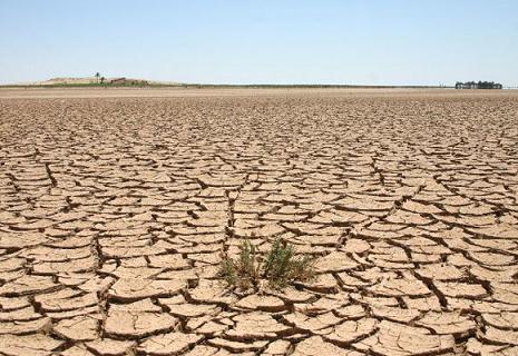 وضعیت آب از بحران گذشته و خاک در شرایط بحرانی است