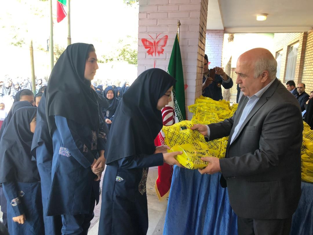 توزیع بسته های نوشت افزار شرکت توزیع برق استان تهران در میان دانش آموزان پاکدشت