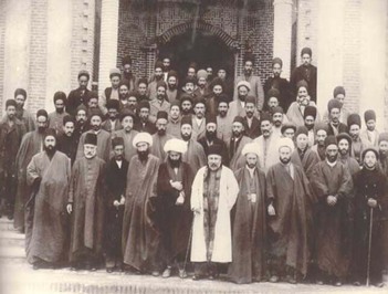 وكلاي انجمن آذربايجان در سال نخست مشروطه ، در میانه حاج نظام الدوله و در دست راست او شیخ سلیم ایستاده است. 
