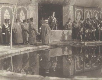  محمد علي شاه و وزراي او در باغ شاه بعد از به توپ بستن مجلس
