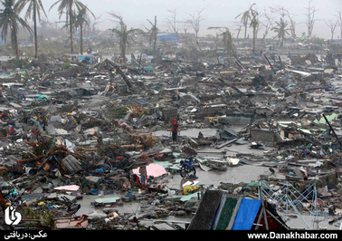 مردم در میان آوار پس از طوفان در فیلیپین