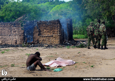 عزاداری مردی در کنار اجساد همسر و دختر خود پس از کشته شدن در درگیری های قبیله ای در کنیا