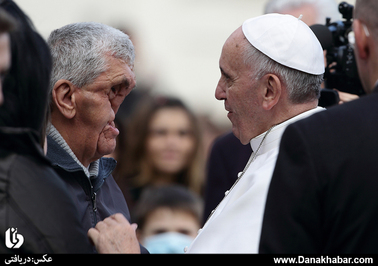 دیدار پاپ فرانسیس با یک مرد در میدان سنت پیتر در واتیکان