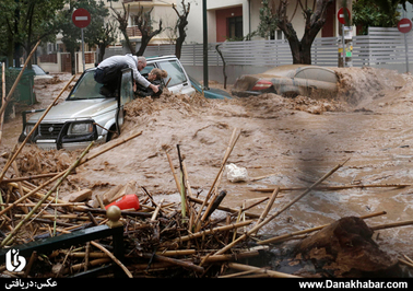 نجات زن از سیلاب در آتن یونان