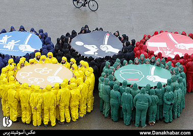 تشکیل حلقه‌های المپیک در اعتراض به وضعیت حقوق بشر در روسیه؛ پاریس. 
