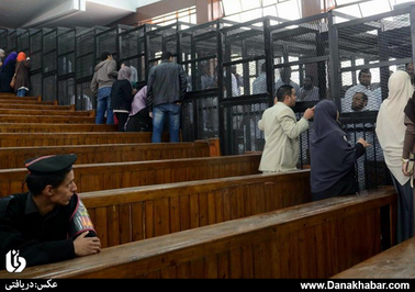  اعضای دستگیر شده اخوان المسلمین مصر در جلسه دادگاه این فرصت را یافتند از پشت حصار قفس مخصوص لحظاتی با خانواده های خود دیدار کنند 
