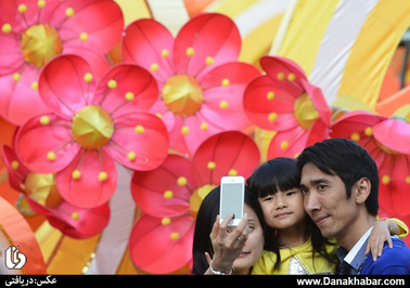  یک زوج چینی در ماکائو در حال گرفتن عکس یادگاری در تعطیلات جشن های سال نو چینی 
