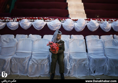 حضور یک دختر بچه با لباس نظامی در مراسم ازدواج دسته جمعی 50 زوج در غزه