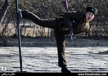 یک سرباز ارتش کره شمالی در حال نمایش ورزیدگی جسمی خود
