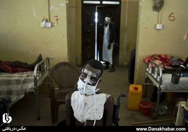 یک مجروح جنگ داخلی در حال مداوا در بیمارستانی در سودان جنوبی
