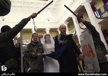 مراسم ازدواج یک زوج 21 و 25 ساله معترض دولت اوکراین در ساختمان اشغال شده شهرداری شهر کی یف
