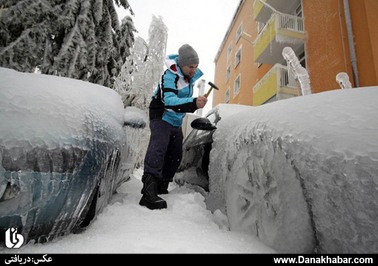 شدت برودت هوا سبب یخ زدگی برف های روی خودرو ها شده است (شهر پوستوجینا در اسلونی)
