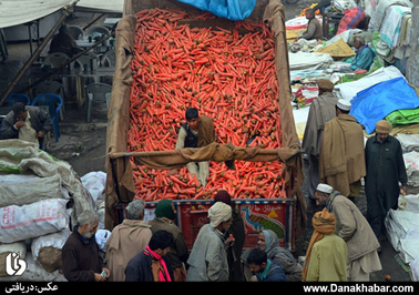 هویج فروشی در بازاری در لاهور پاکستان
