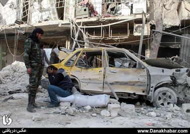 ناراحتی مرد سوری در شهر حلب که خانه اش در حمله هوایی ویران شده است
