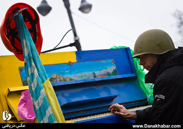 یک معترض دولت اوکراین در حال نواختن پیانو در خیابان در شهر کی یف
