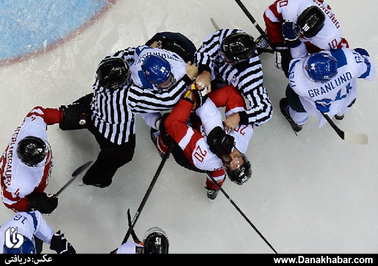 درگیری تیم های هاکی روی یخ فنلاند و اتریش در بازی های المپیک زمستانی سوچی
