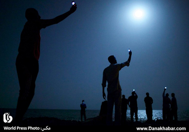 جان استنمیر برنده جایزه امسال مسابقات ورلد پرس فوتو شد. این عکس مهاجران آفریقایی را در ساحل شهر جیبوتی نشان می دهد. آنها می کوشند سیگنال های ارزان قیمت تلفنی را از کشور همسایه،‌ سومالی، دریافت کنند.