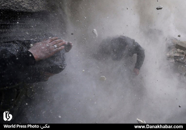 گوران توماسویک، عکاس صرب، برنده جایزه اول در رشته مجموعه عکس خبری شده است. این عکس شورشیان سوری را بعد از انفجاری در یکی از مناطق دمشق نشان می دهد.