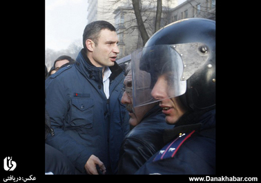 تشدید ناآرامی ها در اوکراین و حضور ویتالی کلیچکو مشت زن معروف سابق و یکی از رهبران اصلی مخالفان دولت در جمع معترضان 

