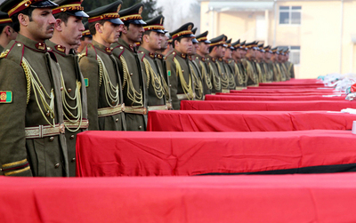 مراسم تشییع سربازان افغان که در درگیری با نیروهای طالبان کشته شدند؛ ولایت کنر. (آژانس عکس اروپا)