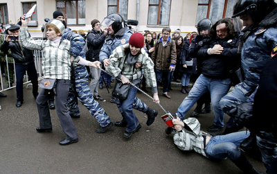 بازداشت معترضان مقابل دادگاه مسکو؛ پس از اعلام حکم اعدام برای متهمان حمله به پلیس. (رویترز)