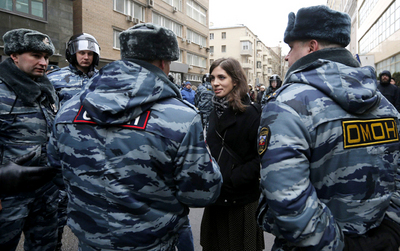 صحبت یکی از معترضان با پلیس روسیه مقابل دادگاه مسکو. (رویترز)