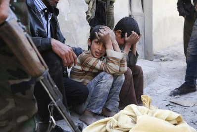گریه کودکان سوری در کنار جنازه مادرشان در منطقه ای در نزدیکی شهر حلب