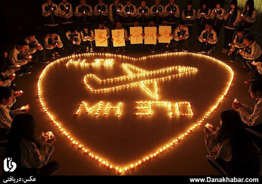  دانش آموزان مدرسه ای در چین برای نجات جان مسافران هواپیمای مفقود شده مالزیایی که دو سوم سرنشینان آن چینی بودند ، شمع روشن کرده اند 

