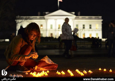  یک فعال صلح  در آمریکا در سومین سالگرد آغاز جنگ داخلی در سوریه در مقابل کاخ سفید در واشنگتن شمع روشن کرده است 

