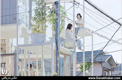 خانه شفاف، ژاپن
اگر چیزی برای مخفی کردن ندارید به شما پیشنهاد می‌کنیم چند روزی را در این خانه واقع در شهر توکیو بگذارنید. این خانه که 914 فوت مربع مساحت دارد توسط آرشیتکتی به نام سو فوجیموتو طراحی شده است. این خانه از اقامتگاه اولیه اجداد ما که بر روی درختان زندگی می‌کردند الهام گرفته شده است. این منزل که به نام NA خوانده می‌شود از نور کافی برخوردار بوده ولی فاقد فضای خصوصی است.
