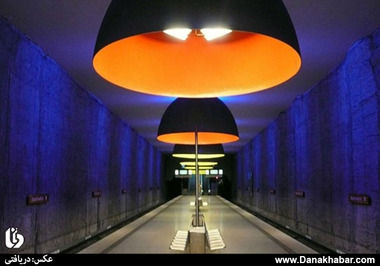 ایستگاه وست فرایدهوف ، مونیخ ، آلمان
این ایستگاه در سال 1998 افتتاح شد و در آن از ترکیب نور و رنگ قرمز و آبی و زرد استفاده شده است