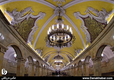 ایستگاه کومسومولوسکایا مسکو ، روسیه
این ایستگاه در سال 1952 افتتاح و به سبک باروک و همراه با نقاشی های کلاسیک یادآور قصرهای اروپایی است