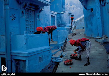جیپور، هند
در زمان قدیم براهمایان برای مشخص بودن دیگر طبقات از یکدیگر دستور دادند تا جیپور رنگ آمیزی شود اکنون این رسم در رنگ آمیزی شهر باقیست مخصوصا رنگ آبی که گویا طرفدار زیاد دارد