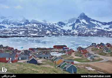 ایتوکُرتورمیر- گرینلند
هم تلفظ نام‌ش سخت است و هم یافتن راهی برای دسترسی به آن، با این حال، ارزش‌ش را دارد که برای رفتن به آن‌جا تلاش کنیم. در پایتخت ایسلند، باید سوار هواپیمایی شد که هفته‌ای یک بار به سمت گرینلند پرواز می‌کند و پس از آن هم با یک هلیکوپتر به این شهر رسید. این شهر در اطراف طولانی‌ترین رودخانه‌ی یخ‌زده‌ی جهان قرار دارد.
