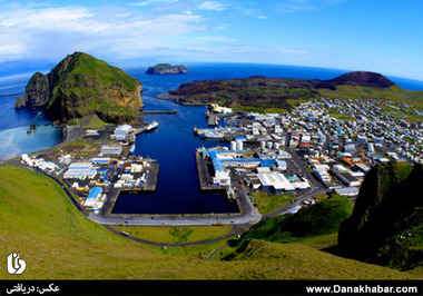 وست‌مانااِیجار- ایسلند
این شهر، به نام یکی از جزایر جنوبی ایسلند نام‌گذاری شده‌است. در سال ۱۹۷۳، آتشفشان این شهر فعال شد و بسیاری از ساکنین مجبور به تخلیه‌ی شهر شدند. این شهر، در عین حال زیست‌بوم گسترده‌ای با ۱۵۰ گونه‌ی گیاهی و میلیون‌ها پرنده دارد که در میان صخره‌ها آشیانه ساخته‌اند.
