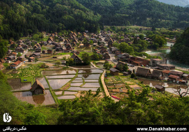 روستای شیراکاواگو- ژاپن
این روستای قدیمی، با خانه‌هایی با بام‌های بسیار شیب‌دار شناخته می‌شوند، چرا که برخی از سنگین‌ترین بارش‌های برف جهان، در همین منطقه رخ می‌دهد. جنگل‌ها و تپه‌های بلند، این روستا را احاطه کرده‌اند و از آن محلی پنهان ساخته‌اند که در روزگاران جنگ، به سختی قابل اشغال بود. این منطقه زمین‌های مسطح اندکی دارد که در همان قسمت، روستا بنا شده‌است.
