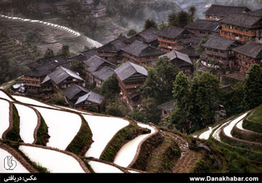 دهکده‌ی کوه پنهان- جیوژایگو- چین
روزگاری، این دهکده و صدها دهکده‌ی مشابه آن، به‌عنوان استراحتگاه برای ارتش استفاده می‌شد. امروزه نیز تنها با اسب می‌توان ب این روساها دسترسی یافت تا فرهنگ اصیل چینی را که هنوز در آن‌ها رعایت می‌شود، مشاهده نمود.
