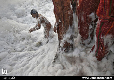 غسل هندوها در آبهای آلوده رودخانه 