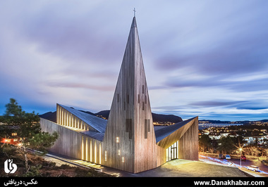 کلیسای نارویک، نروژ: این کلیسای زیبا که در سواحل غربی نروژ و در شمال برگن واقع شده است. این کلیسا در دامنه کوه بین محیط طبیعی و ساخته‌شده قرار دارد و چشم‌اندازی زیبا را برای کلیسا مهیا کرده است. علاوه بر معماری آن، محل قرار گرفتن کلیسا نیز از نکات حائز اهمیت این پروژه است. 
