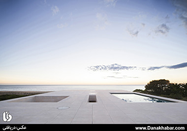 عمارت بی‌کران، اسپانیا: در یک بهشت زمینی در کادیز، این خانه به شکلی طراحی شده که رو به کرانه بی‌انتهای دریا است. 

