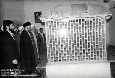 حضور مقام معظم رهبری در کنار مقبره شهید مدرس در سال 1363